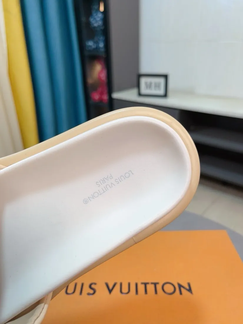 Ex-factory price 360🌹🌹 (lv-Louis Vuitton) New men's slippers, high-end boutique, exquisite embossed logo decoration on the upper, fine workmanship, super soft soles, casual, loose and comfortable, a must-have in summer! \nsize：38-44
